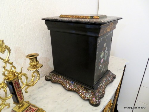 Cabinet Napoléon III avec incrustation de burgau décor peint papier mâché - Antiquités Biau