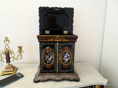 XIXe siècle - Cabinet Napoléon III avec incrustation de burgau décor peint papier mâché