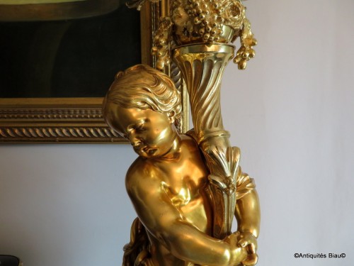 Luminaires Bougeoirs et Chandeliers - Paire de grands candélabres en bronze marqués CARRIER 