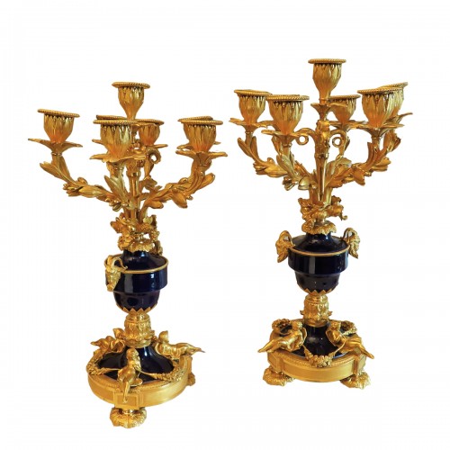 Paire de candélabres en bronze doré et bleu de Sèvres