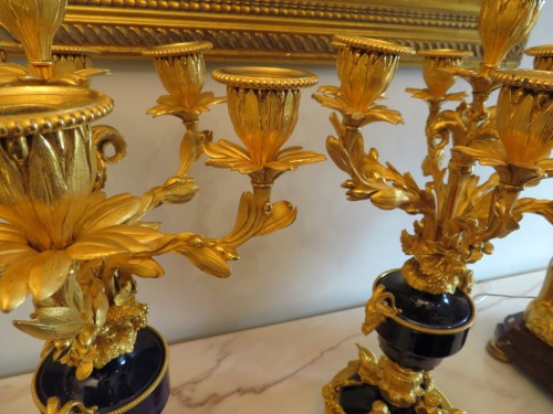 Luminaires Bougeoirs et Chandeliers - Paire de candélabres en bronze doré et bleu de Sèvres