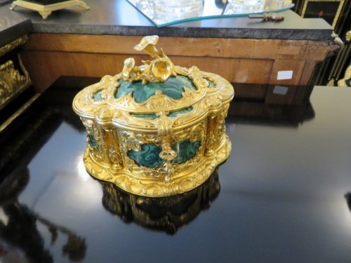 Marquée ROUSSEL - Boite à bijoux en "trompe l'oeil" de malachite et bronze - Objets de Vitrine Style Napoléon III