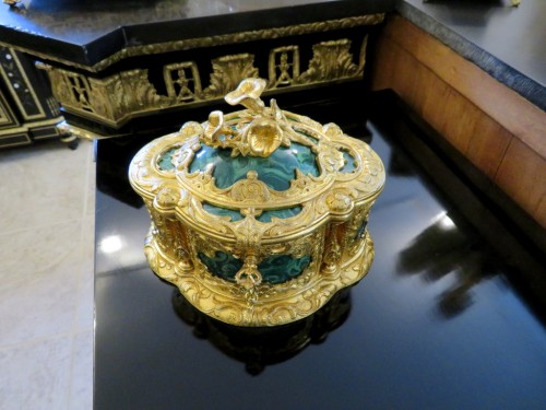 XIXe siècle - Marquée ROUSSEL - Boite à bijoux en "trompe l'oeil" de malachite et bronze