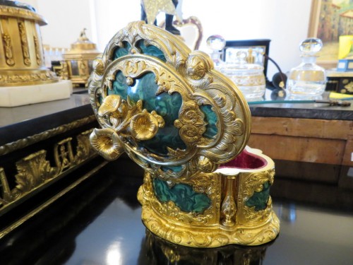 Antiquités - Marquée ROUSSEL - Boite à bijoux en "trompe l'oeil" de malachite et bronze