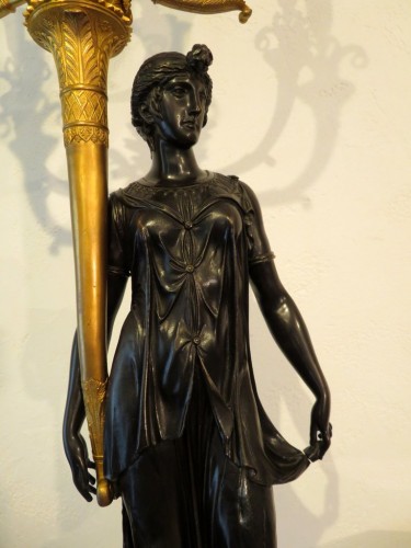 Luminaires Bougeoirs et Chandeliers - Paire de grands candélabres en bronze début XIXe