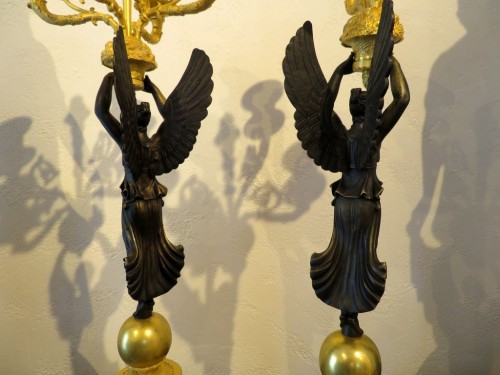 Paire de candélabres Empire aux Victoires ailées - Antiquités Biau