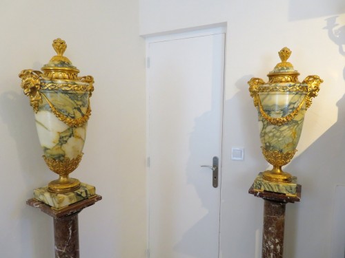 Antiquités - Large pair of Marble and bronze pots à feux odf the late 19th century