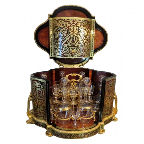 Cave à liqueur avec six carafes en marqueterie Boulle toutes faces époque Napoléon III