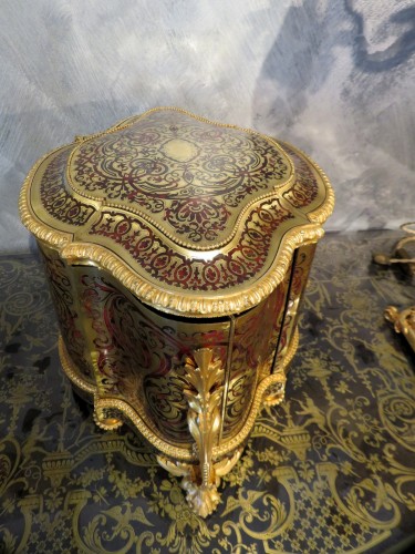 Antiquités - Cave à liqueur avec six carafes en marqueterie Boulle toutes faces époque Napoléon III