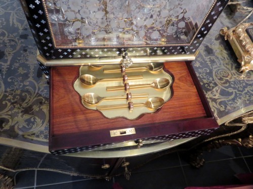 Cave à liqueur marqueterie à la reine d’époque Napoléon III estampillé GRADE  - Objet de décoration Style Napoléon III