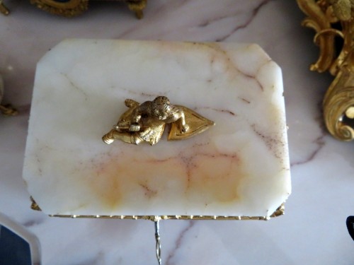 Box in Onyx and bronze marquetry 19th - 