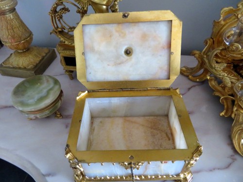 Antiquités - Box in Onyx and bronze marquetry 19th
