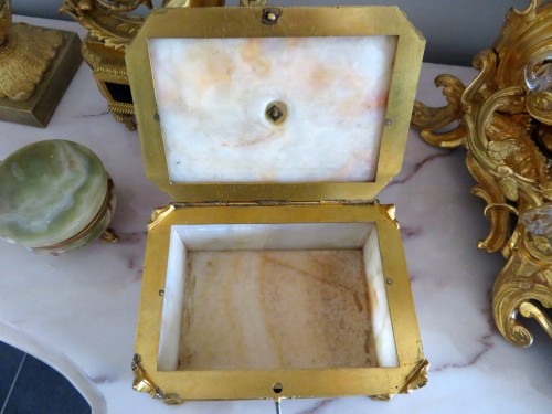 Antiquités - Box in Onyx and bronze marquetry 19th