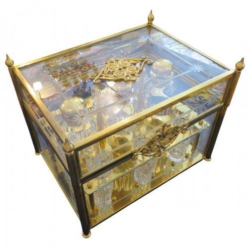 Cave à liqueur en Bronze et cristal Epoque 1900 compléte