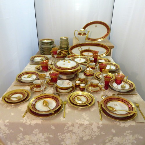 Argenterie et Arts de la table  - Bernardaud Limoges -  Service en porcelaine de Limoges Thistle Or et Rouge