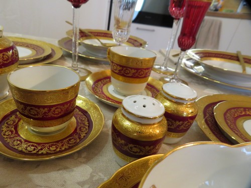 Bernardaud Limoges -  Service en porcelaine de Limoges Thistle Or et Rouge - Art nouveau