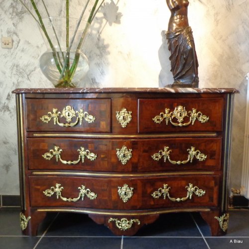 Commode XVIIIe d'époque Régence en placage de bois de violette