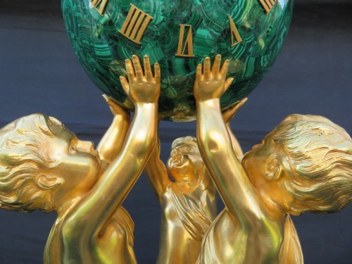 Horloge aux putti en bronze et malachite Napoléon III par Vincenti - Horlogerie Style Napoléon III
