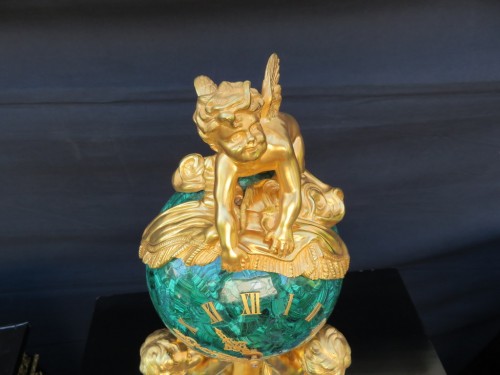 Horloge aux putti en bronze et malachite Napoléon III par Vincenti - Antiquités Biau