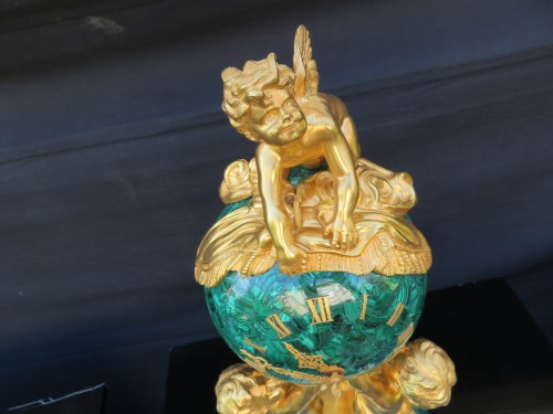 XIXe siècle - Horloge aux putti en bronze et malachite Napoléon III par Vincenti