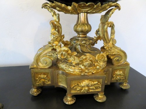 Napoléon III - Paire de centre de table en bronze doré et bleu de Sévres fin XIXe