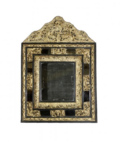 Miroir Louis XIV à parecloses en métal repoussé et doré