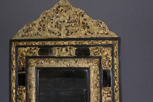 Miroirs, Trumeaux  - Miroir Louis XIV à parecloses en métal repoussé et doré