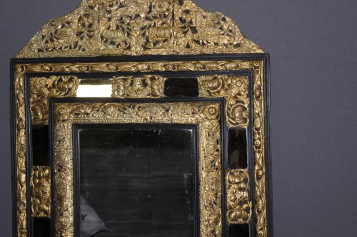 XVIIe siècle - Miroir Louis XIV à parecloses en métal repoussé et doré
