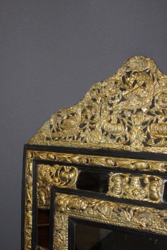 Miroir Louis XIV à parecloses en métal repoussé et doré - Louis XIV