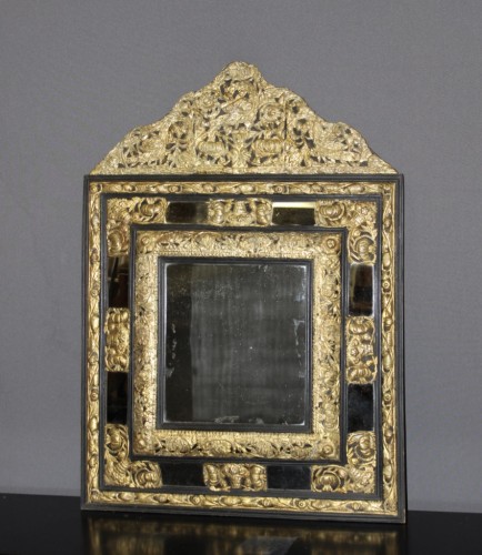 Louis XIV - Miroir Louis XIV à parecloses en métal repoussé et doré