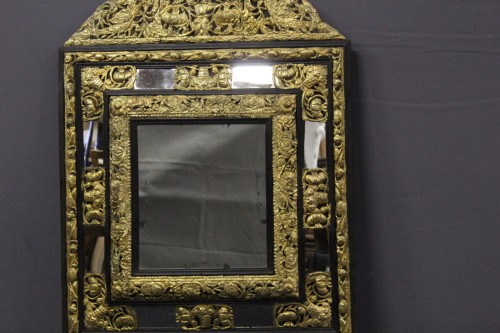 Antiquités - Miroir Louis XIV à parecloses en métal repoussé et doré