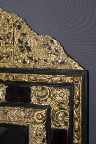 Antiquités - Miroir Louis XIV à parecloses en métal repoussé et doré