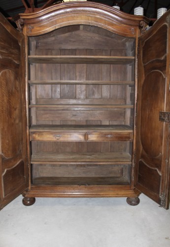 XVIIIe siècle - Armoire Lyonnaise Régence en noyer, début XVIIIe siècle