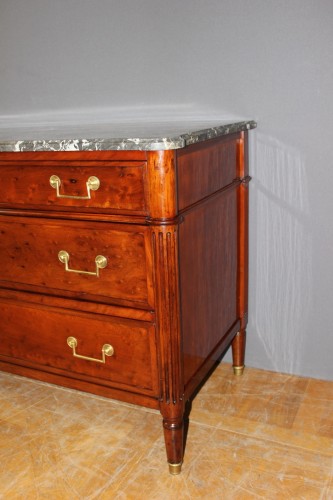 XVIIIe siècle - Commode Louis XVI en acajou moucheté