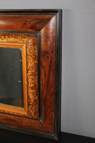 XVIIe siècle - Miroir Louis XIII en noyer et marqueterie de bois clair fin XVIIe