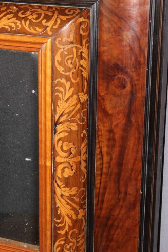 Miroir Louis XIII en noyer et marqueterie de bois clair fin XVIIe - Louis XIII