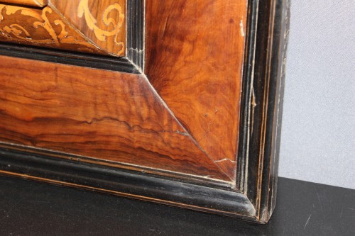 Louis XIII - Miroir Louis XIII en noyer et marqueterie de bois clair fin XVIIe