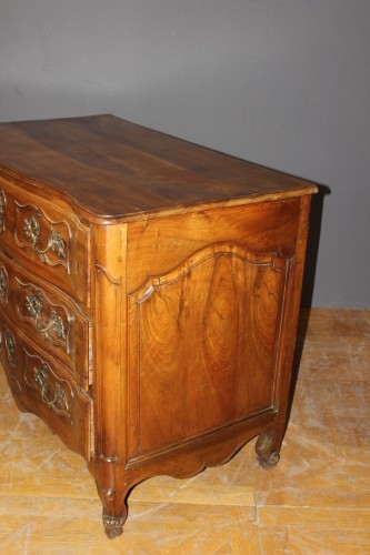 XVIIIe siècle - Commode arbalète Louis XV en noyer