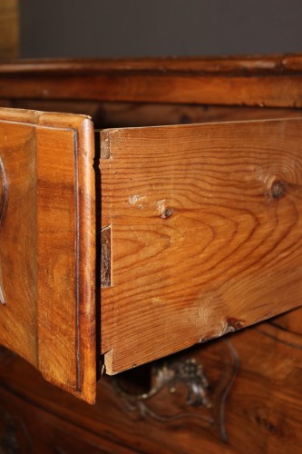Commode arbalète Louis XV en noyer - Louis XV