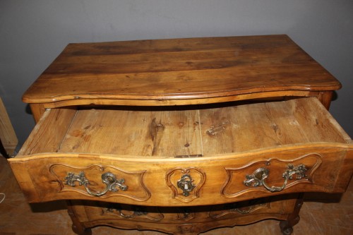 Louis XV - Commode arbalète Louis XV en noyer
