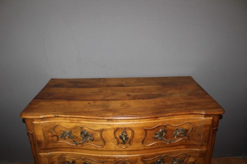 Antiquités - Commode arbalète Louis XV en noyer