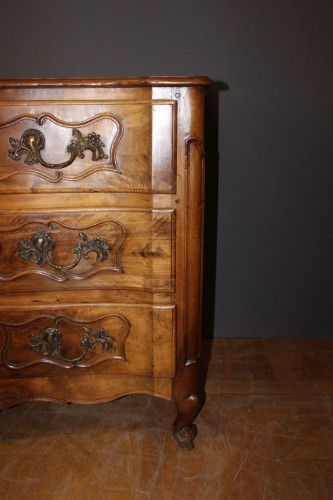 Antiquités - Commode arbalète Louis XV en noyer