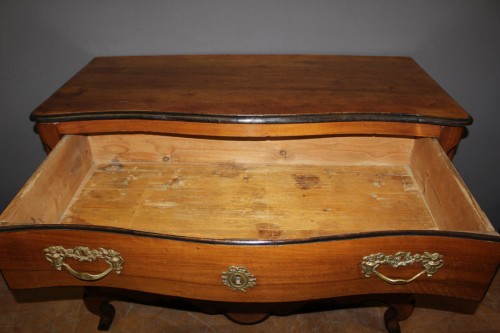 Antiquités - Commode galbée Louis XV en noyer blond