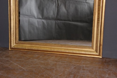 Louis-Philippe - Miroir louis Philippe en stuc doré à la feuille d'or