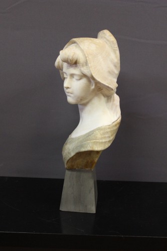 XXe siècle - Buste de jeune femme en albâtre vers 1900