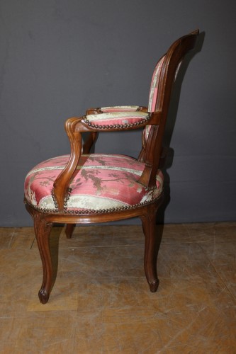 XVIIIe siècle - Paire de fauteuils Lyonnais en noyer d'époque Transition