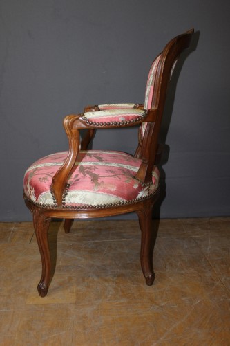 18th century - Pair of Lyonnais walnut armchairs, Transition period