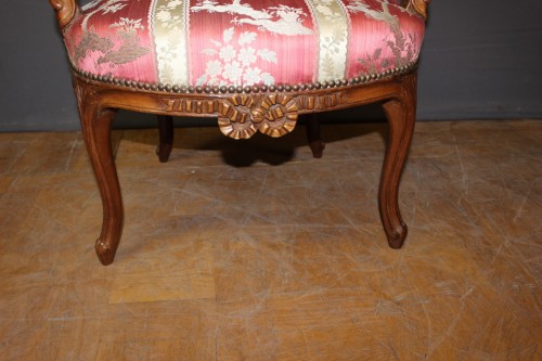 Transition - Pair of Lyonnais walnut armchairs, Transition period