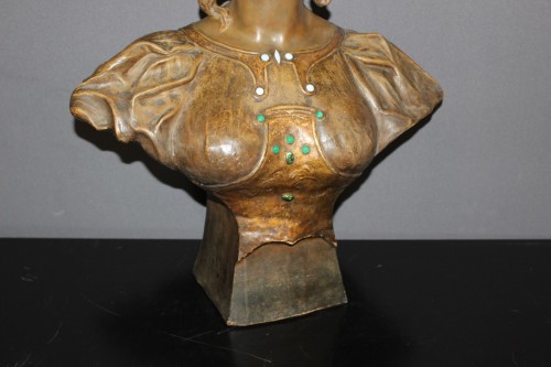 XXe siècle - Buste de jeune femme en terre cuite par Goldscheider vers 1900