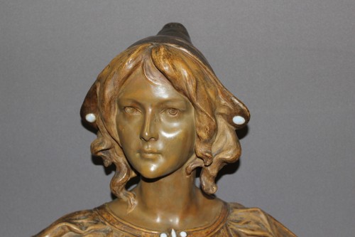 Antiquités - Buste de jeune femme en terre cuite par Goldscheider vers 1900